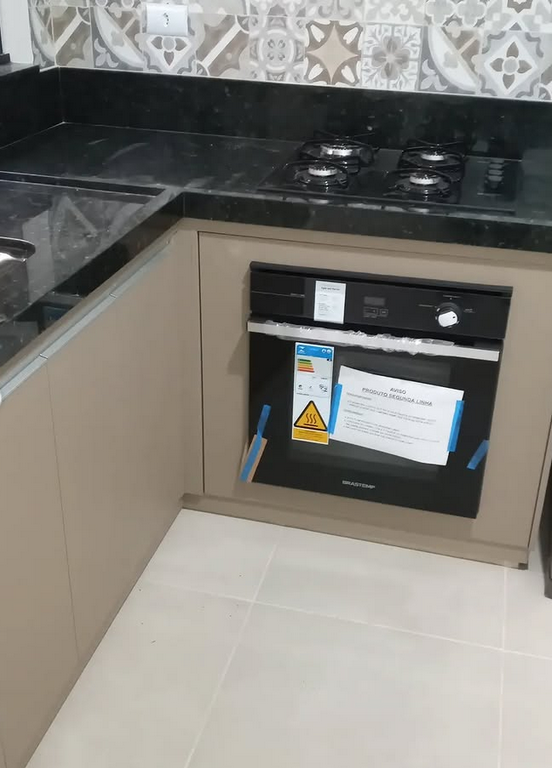 Balcão com forno embutido